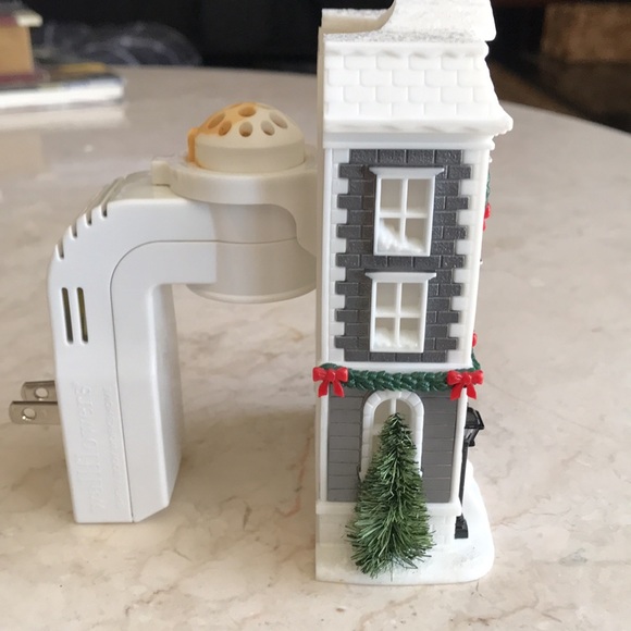 Holiday wallflowers plug in fragrance Bath and Bodyworks Victorian projection - Picture 6 of 14